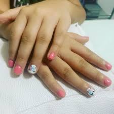 Recomendamos aplicar el esmalte de uñas con una esponja ligeramente empujándola a su uña, similar al diseño ombre, esto previene cualquier sangrado polaco bajo la plantilla dando líneas más limpias. Unas De Unicornio Faciles