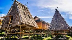 Mereka menari dengan gerakan bela diri. Mengenal Rumah Adat Warisan Leluhur Bima