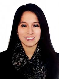 Para trámite de pasaporte mexicano (fondo balnco, de frente, sin sonreir, sin lentes, cabeza completa, no mayor a 30 dias de anterioridad, 45 mm x 35 mm) ejemplos de fotografías que no son aceptadas para el trámite de pasaporte maxicano cara muy cerca cerca) cara muy cerca rostro y cuerpo de lado lentes puestos fondo gris o manchado Foto Pasaporte