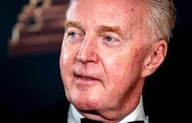 André van duin geeft op de dam zijn toespraak tijdens de dodenherdenking van 4 mei. Andre Van Duin Krijgt Media Oeuvre Award Wel Nl