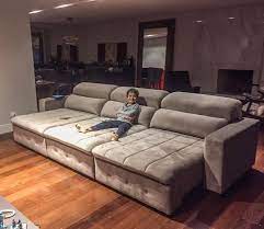 Um dos modelos de sofá grande moderno que mais está em alta é o sofá modulado, isso porque esse sofá moderno garante mais praticidade ao ambiente, além de poder ser colocado em diferentes layouts como um sofá em l grande, por exemplo. A Imagem Pode Conter 1 Pessoa Sala De Estar Mesa E Area Interna Sofas Grandes Decoracao Sala Sofa Decoracao Sala Grande