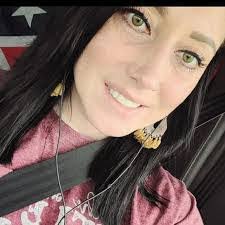 Kara Beavers's Instagram, Twitter & Facebook