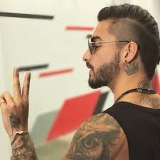 Lanzado el 3 de noviembre de 2017. Caras El Llamativo Cambio De Look De Maluma