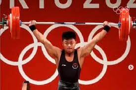 Dia berjarak 25 kilogram dari li wenwen yang ada di posisi pertama. Bmibxh0nnqzlm