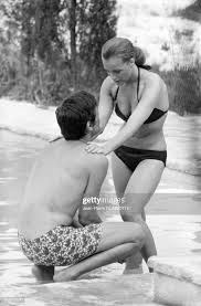 Ci sono produttori che rimandano indietro progetti a causa del mio nome. Alain Delon Et Romy Schneider Lors Du Tournage Du Film La Piscine Romy Schneider Alain Delon Romy