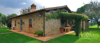 La vendita di questa casa in toscana offre un'occasione unica per ottenere, con una spesa contenuta, un angolo di paradiso. Meravigliosa Azienda Vinicola Nella Maremma Lionard Casa Toscana Architettura Abitativa Case Spagnole