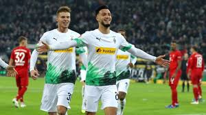Have your say on the game in the comments. Sieg Fur Gladbach Bensebaini Erledigt Den Fc Bayern Sport Sz De