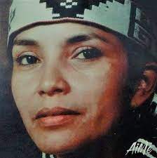 En la esquina de aimé painé (cantautora y poeta mapuche defensora de los derechos de los indígenas) y rosario vera peñaloza se encuentra la moderna iglesia nuestra señora de la esperanza inaugurada en 1996 y advocada a stella maris, patrona de la prefectura naval argentina. Confederacion Mapuche De Neuquen Hoy Cumple Anos Aime Paine Ayme Payne Nacida En Ingeniero Huergo Rio Negro El 23 De Agosto De 1943 Estudio En Mar Del Plata En El