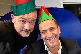 E' molto conosciuto per aver creato la sua sitcom mudù, che è andata in onda per sedici uccio de santis è nato il 12 settembre del 1965 a ruvo, un paese che si trova in puglia. Andria A Babbo Natale La Befana La Portano I Mudu