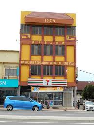 Dewa melayu yang disembah oleh orang cina di malaysia dipanggil datuk kong, datuk gong atau datuk keramat. Orang Cina Malaysia Wikiwand