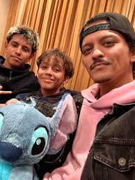 Bruno Mars Sobrinos Stitch