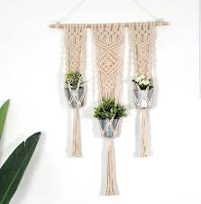 Deze originele wand plantenhanger is handgemaakt van mooie ivoorwitte katoentouw (3 mm) en hangt aan een blank houten stok. Home Living Macrame Wall Hanging Plant Holder Outdoor Gardening