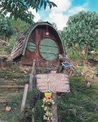 Kamu bisa berselfie di sana, bila kebetulan banyak pengunjung, maka kamu harus antri dan gantian dengan pengunjung yang lainnya. Rumah Hobbit Paraland Resort Wah Ada Rumah Hobbit Nih Di Karo Sudah Berkunjung Pariwisata Sumut Theydontwantmusic