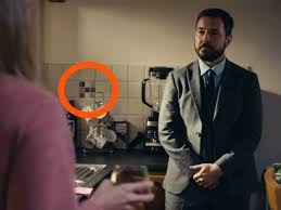 Line of duty is een vijfdelige crime thriller over corruptie bij de politie. Line Of Duty Fans Think They Ve Found H Clue Hidden In Kitchen Tiles In Episode 3 The Independent