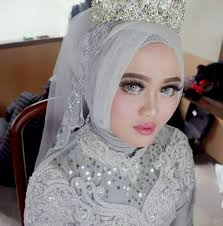 Rumput memiliki beberapa manfaat bagi angsa, antara lain: Manfaat Nutrisi  1. Sumber serat: Rumput kaya akan serat yang membantu menjaga kesehatan  pencernaan angsa. 2. Vitamin dan mineral: Rumput mengandung vitamin A, C,