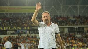 5 kasım 1972, i̇stanbul) orta saha pozisyonunda oynamış eski millî futbolcu, futbol yorumcusu ve teknik direktör. Sergen Yalcin Kimdir Nereli Ve Kac Yasinda Sergen Yalcin Evli Mi Sergen Yalcin In