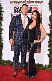Is a large, muscular man who stands 6 ft 3. Nach Rund Zwei Jahren Liebe John Cena Soll Geheiratet Haben Promiflash De