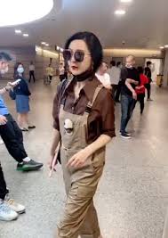 Sau chừng ấy năm trong nghề. Pháº¡m BÄƒng BÄƒng Xuá»'ng Sáº¯c Nhanh Chong Xuáº¥t Hiá»‡n á»Ÿ San Bay NhÆ°ng Cháº³ng Ai Ngo Ngang Ä'áº¿n