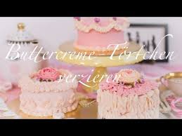 Neben dem handling des spritzbeutels, zeigen wir ihnen wie sie eine torte richtig einstreichen und sie am anschluss mit creme und verschiedenen spritzmustern ansprechend dekorieren können. Torten Dekorieren Anleitung Torten Verzieren Mit Buttercreme Youtube