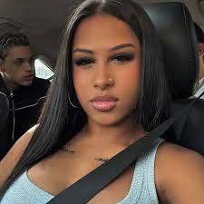 Julia Sousa (@pretinhararaa_)