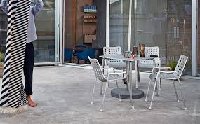 Ein gartenhaus bei hornbach schweiz online bestellen. Ruckkehr Einer Ikone Vitra Mit Re Edition Von Hans Corays Landi Stuhl Schoner Wohnen