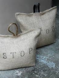 1001 Ideen Wie Sie Turstopper Nahen Zum Nachmachen Kleinigkeitennahen Stop Ist Auf Diesen Turstopper Sack Geschrieben Als Turstopper Sack Diy Tur Jutesack