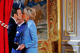 Povestea de dragoste neobișnuită dintre noul președinte al franței, emmanuel macron, și soția sa, brigitte a încins internetul și toată lumea pare că vorbește numai despre ei, cei doi reușind rapid să cucerească publicul. Cum A Cucerit O Emmanuel Macron Pe SoÈia Sa Cu 25 De Ani Mai In VarstÄ A DespÄrÈit O Pe Brigitte De SoÈul Ei Impact