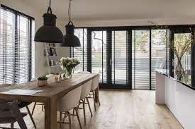 zwarte houten jaloezieen keuken inhuis plaza boerderij woonkamers minimalistische woonkamer huisstijl