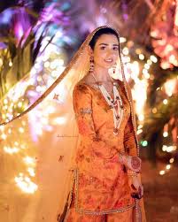Keeping up with the trend, the tv star shared her childhood photos with cute sister noor zafar. Sara Khan Falak Shabir Wedding Videos And Pictures Are Full Of Love