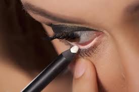 आंखों पर काजल और आईलाइनर लगाने से हो सकता है बड़ा नुकसान? - MH One News