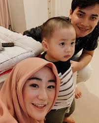 Putra sulung kh kondang arifin ilham alvin faiz menikah muda dengan gadis cantik larissa chou. 5 Fakta Larissa Chou Mualaf Yang Jadi Menantu Ustaz Arifin Ilham
