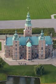 Til haven bygger kongen sit lystslot rosenborg, som giver kongen et afbræk fra hoflivet på købehavns slot. Rosenborg Slot Lex Dk Den Store Danske