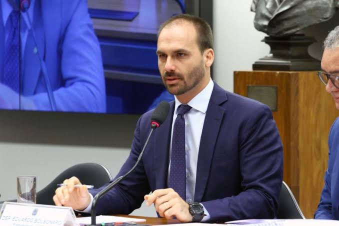Resultado de imagem para Eduardo Bolsonaro desiste de ser embaixador nos Estados Unidos