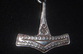Thor's hammer, or mjolnir, is a very powerful nordic protective amulet, a symbol of the creative powers of man. Schwarze Symbolik Thors Hammer