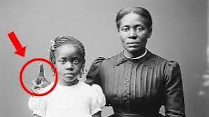 It Was Just a Photo of a Mother and Child &mdash; Until You Saw the Symbol Hidden  in Her Fingers