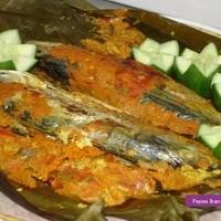 Dipadu dengan bumbu gurih, sajian ini makin enak disantap dengan nasi putih hangat plus. Resep Pepes Ikan Kembung Bumbu Rujak Dapur Hana