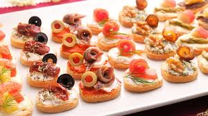 Un truco infalible para hacer aperitivos fáciles y rápidos es echar mano de elementos que ya vienen precocinados. Canapes Variados Faciles Y Rapidos 7 Tipos De Canapes Frios Youtube