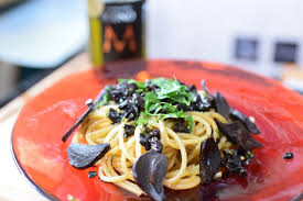 黒ニンニクのペペロンチーノ〜Paint it Black - パスタの聖書