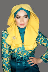 Siti nurhaliza binti tarudin nama tersohor dan amat terkenal semua orang di malaysia akan mengenalinya. Biodata Siti Nurhaliza Penyanyi Nombor Satu Malaysia Azhan Co