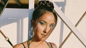 Denise rosenthal (it) cantante e attrice cilena (it); Indignada Denise Rosenthal Se Descarga Por Controversia Mediatica Entre Paloma Mami Y Mon Laferte
