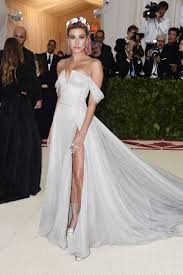 Heavenly Bodies Met Gala 2018 Metgala Metgala2018 Heavenlybodies Galakleider Kleider Hochzeit Kleider Fur Den Roten Teppich
