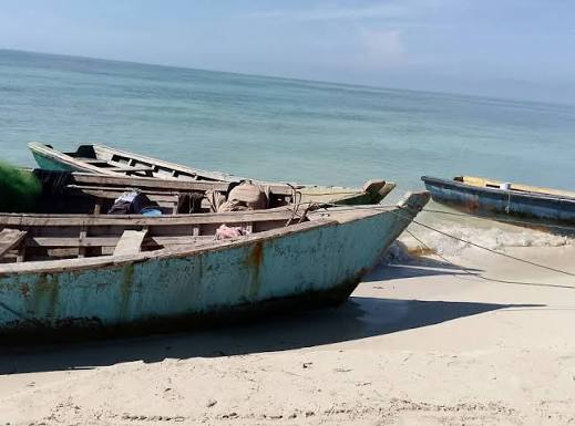 La Armada de República Dominicana intercepta cuatro embarcaciones Haitianas realizando pesca ilegal en aguas nacionales. Pedernales, República Dominicana. En un amplio operativo marítimo desarrollado en las costas de Pedernales, la Armada de