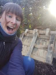 I did a little project today. This is my new compost bin. Believe me when I  say it's NOT proper construction by any standards, but I'm still quite  satisfied that it worked