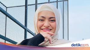 Rumah tangga nathalie holscher dan komedian sule tengah dihantam isu tak sedap.usai salah satu netizen membongkar perselingkuhan nathalie holscer dan manajer, kini beredar video syur 20 detik diduga istri sule. Usai Mualaf Nathalie Holscher Belajar Bahasa Sunda