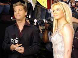 Britney jean spears) иштеп жана озунун жашоосу учун акча таап баштаган,ошондой эле коп сандаган сыйлыктарга жана акколадага (рыцарлыкка ал у жоролгосу) ээ. Lance Bass Says Britney Spears Was An Early Investor In Uber
