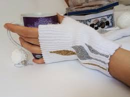 Easy and quick fingerless gloves knitting patterns with choices for all skill levels. Fingerless Gloves Crochet Pattern
