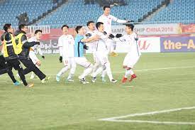 Cụ thể, anh chắp tay lại, mắt nhắm nghiền và hướng lên bầu trời như một lời ước nguyện. Man Äƒn Má»«ng Ä'áº§y Tá»± Tin Cá»§a VÄƒn Thanh Ttvh Online