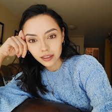 Gisela Cruz's Instagram, Twitter & Facebook