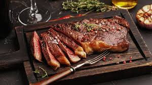 Daging sirloin atau yang biasa disebut daging has luar, new york strip, kansas city strip, letaknya ada di bawah iga sapi dan bagian luar tenderloin. Selain Rasa Ini 5 Perbedaan Daging Sirloin Dan Tenderloin Berkeluarga