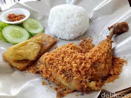 Resep ayam goreng ungkep menghasilkan cita rasa bumbu dan rempah yang berpadu sempurna dalam setiap gigitannya. Ayam Goreng Karawaci Gurih Empuk Ayam Goreng Kampung Dengan Kremesan Renyah